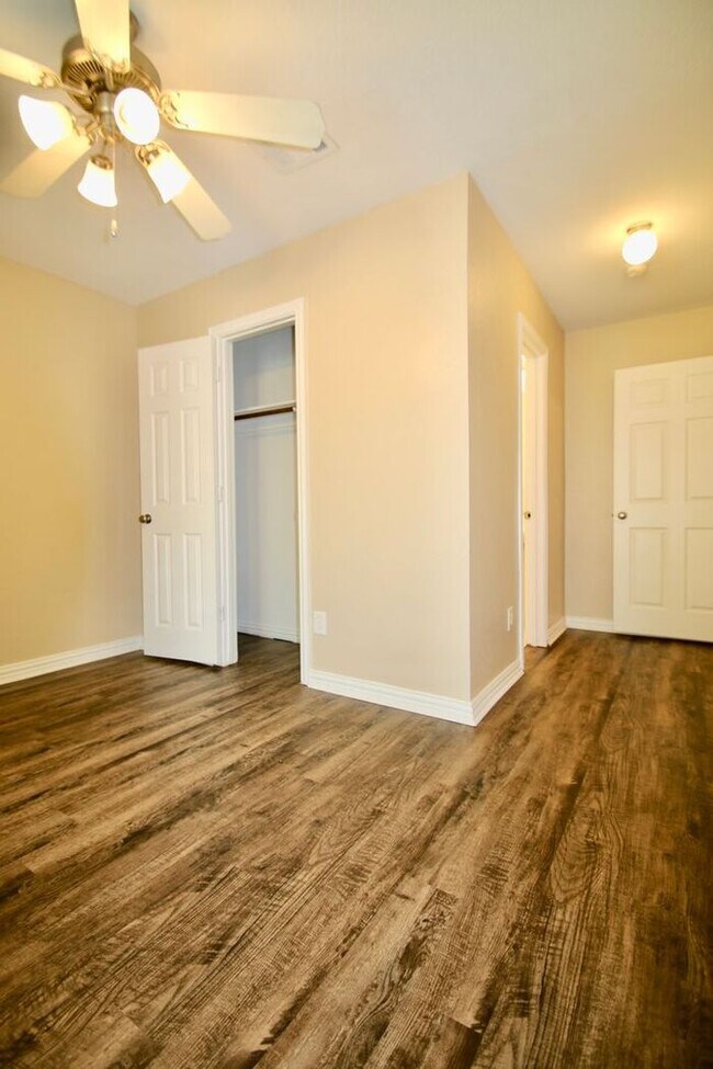 Building Photo - Stunning 3/2 Duplex in West Fort Worth — Granite Kitchen, Garage & Fenced Yard!