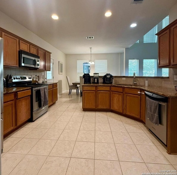 Building Photo - 510 Roble Fino