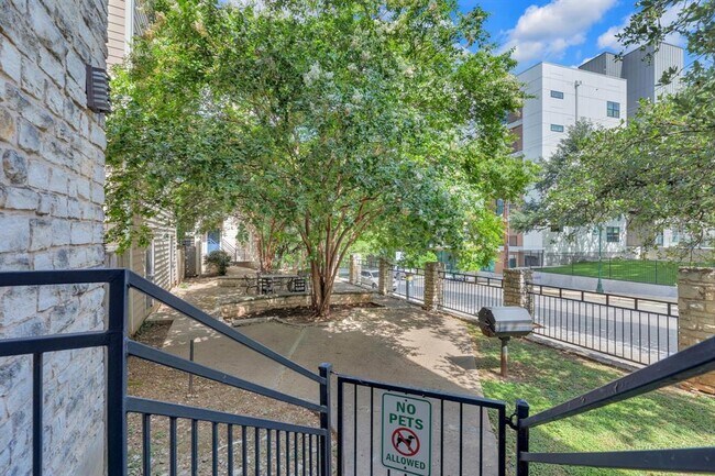 Building Photo - 2414 Longview St