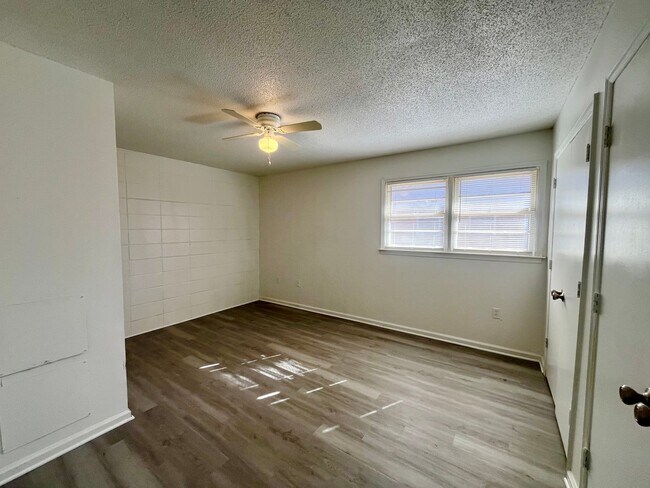 Building Photo - 2409 University Dr