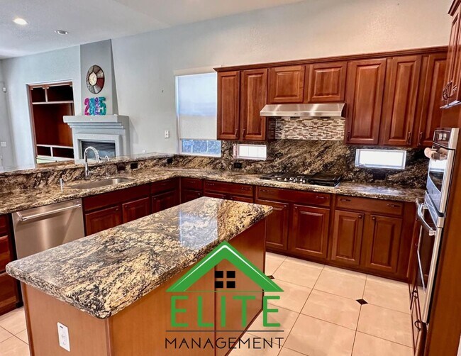 Building Photo - Stunning 4-Bedroom, 3.5-Bath Home