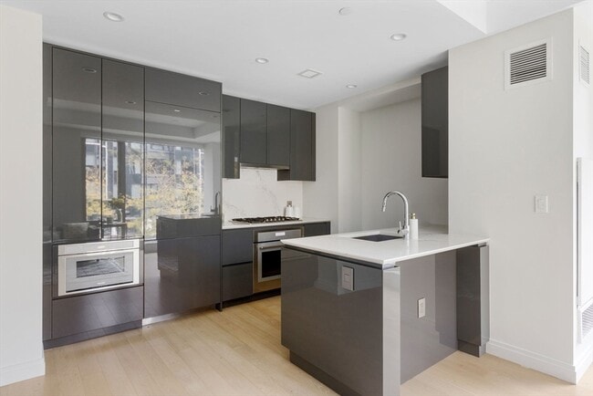 Building Photo - 135 Seaport Blvd