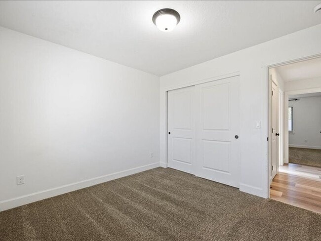 Building Photo - 1016 S Blueberry Pl