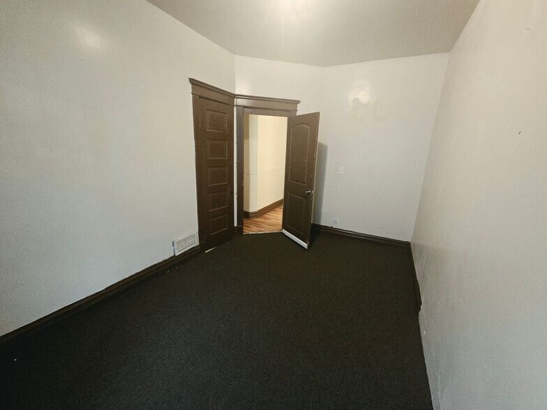 Building Photo - 725 W 69th St