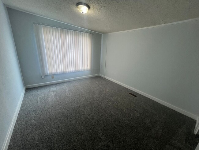 Building Photo - 843 S Holyoke St