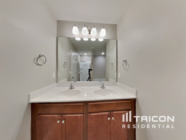Building Photo - 1756 Pinnacle Oaks Dr