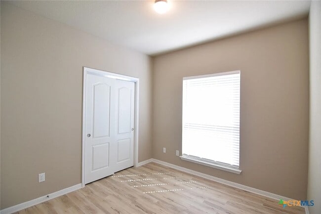 Building Photo - 1040 Lakeway Crossing Dr