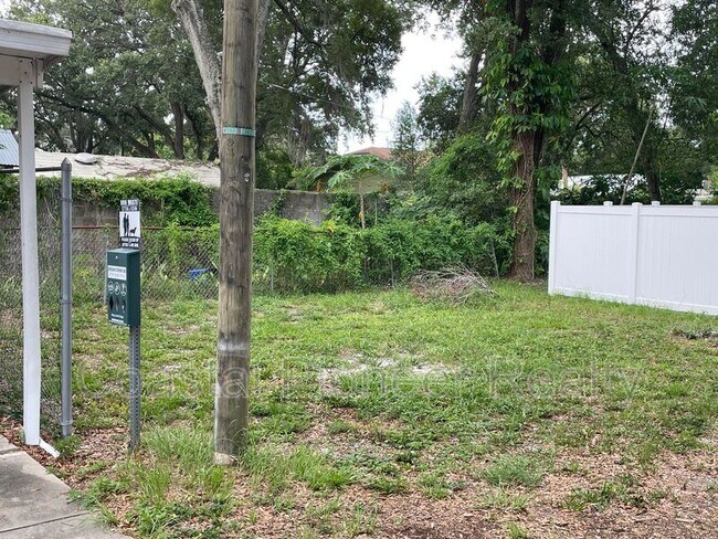 Building Photo - 4015 N Seminole Ave