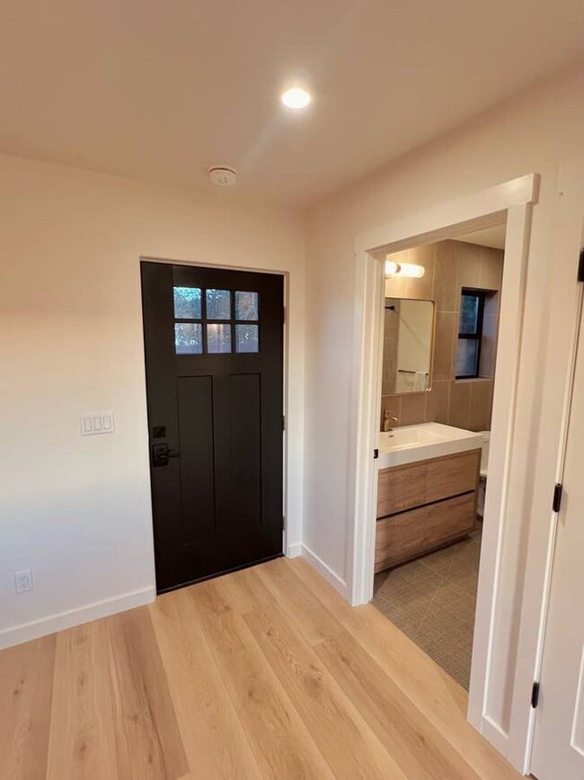 Building Photo - 608 Montana Ave