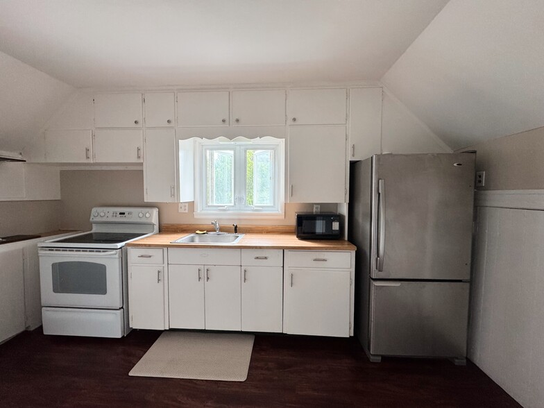 Building Photo - 158 Christiana St