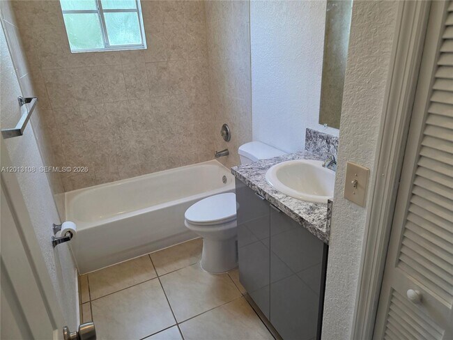 Building Photo - 1351 NW 9th Ct
