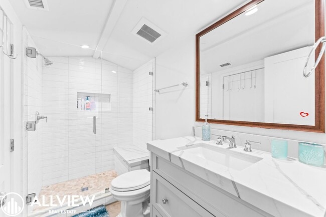 Building Photo - Gorgeous 3 bed 3.5 bathroom home available...