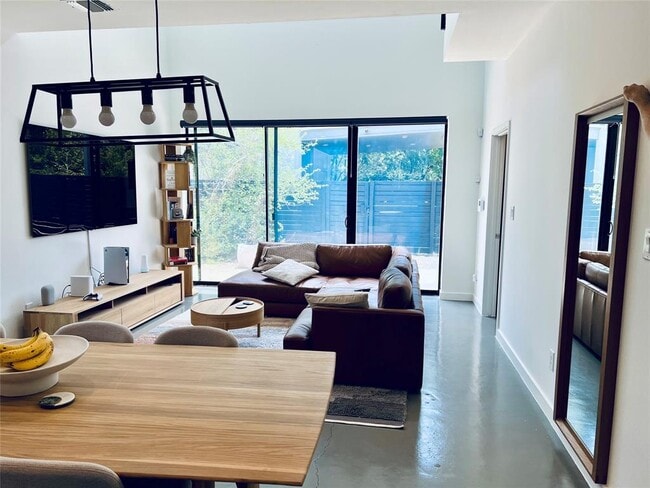 Building Photo - 1105 Altum St