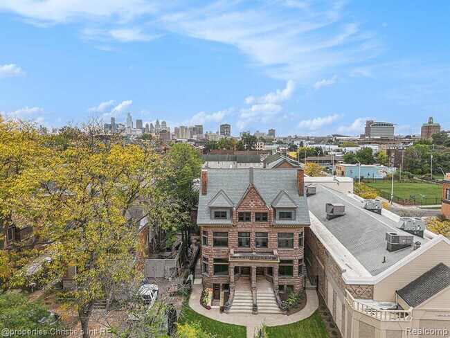 Building Photo - 701 W Canfield St