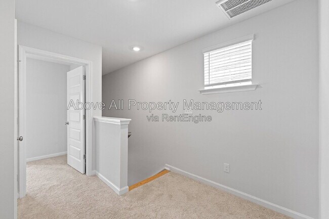 Building Photo - 204 White Oak Gdn Wy