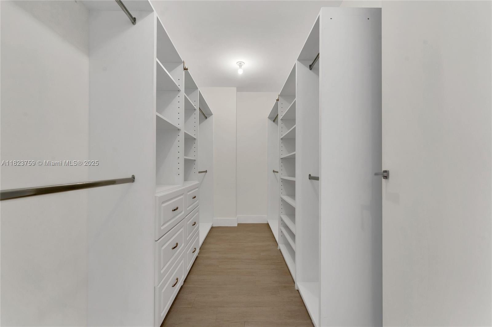 Building Photo - 1300 Brickell Bay Dr