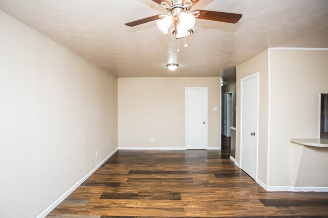 Building Photo - Comfy 2 bed 1 bath home!