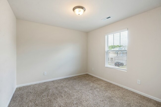 Building Photo - Nearly New, Spacious 5 Bed/3 Bath Home in ...