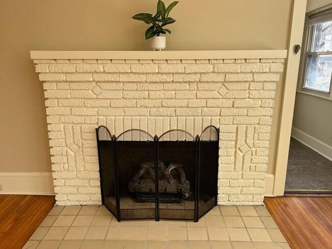 Building Photo - Central AVL - Beautifully Restored and Updated Apartment