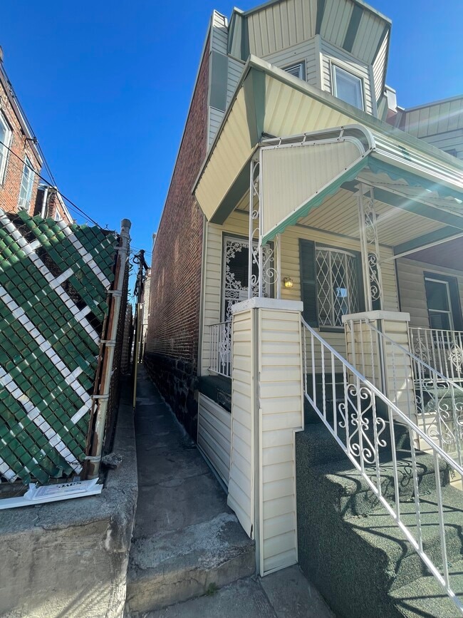 Building Photo - 1611 S Yewdall St