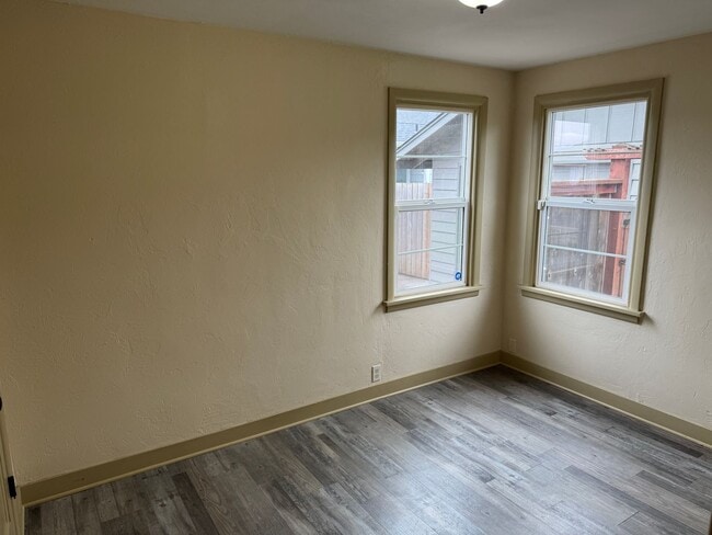 Building Photo - Updated 2 bedroom 1 bath house in Eugene!