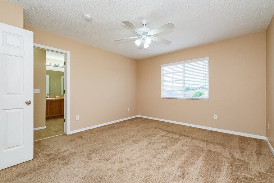 Building Photo - 12822 Longcrest Dr