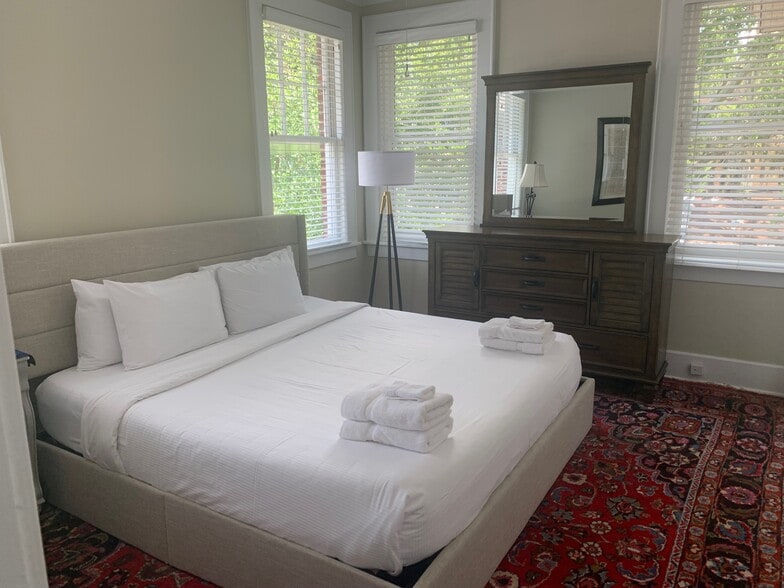 King Size Bedroom - 309 E 34th St