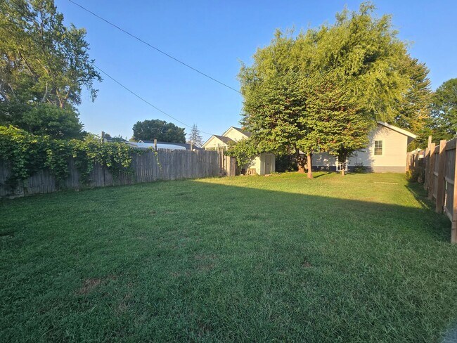 Building Photo - 2 Bed 1 Bath