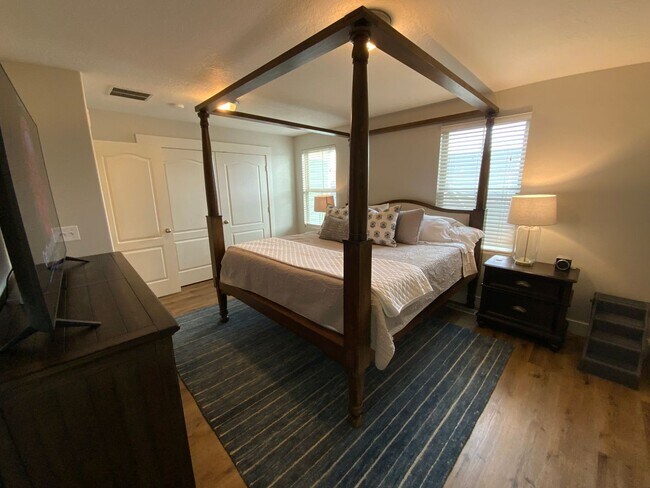 Building Photo - Fully Furnished Townhouse with Lake Views