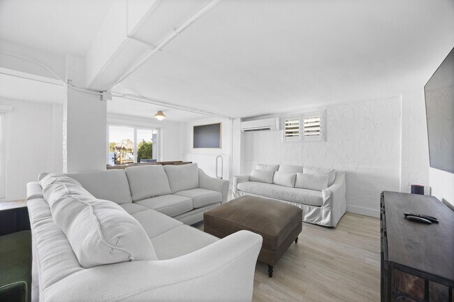 Building Photo - 207 Elsa Rd