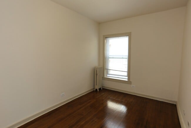 Building Photo - 4712 N Racine Ave