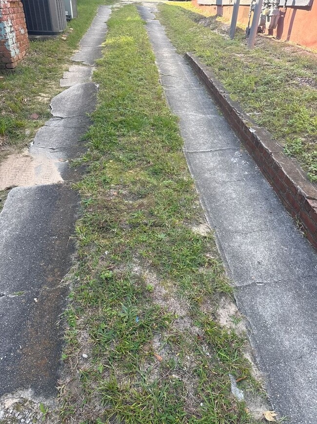 Building Photo - Now Renting! Close to Summervilile and Med...