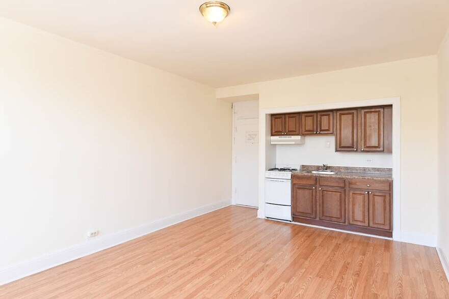 Building Photo - 3335 W Diversey Ave