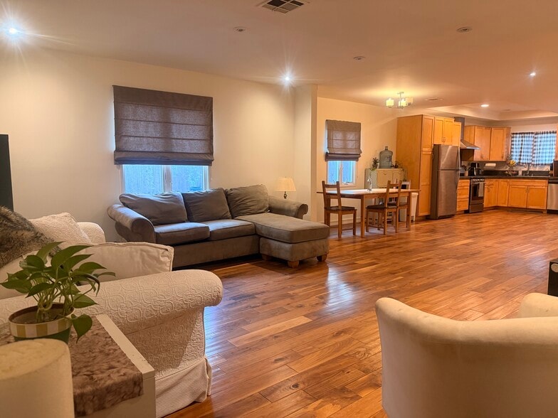 Building Photo - 22453 Clarendon St