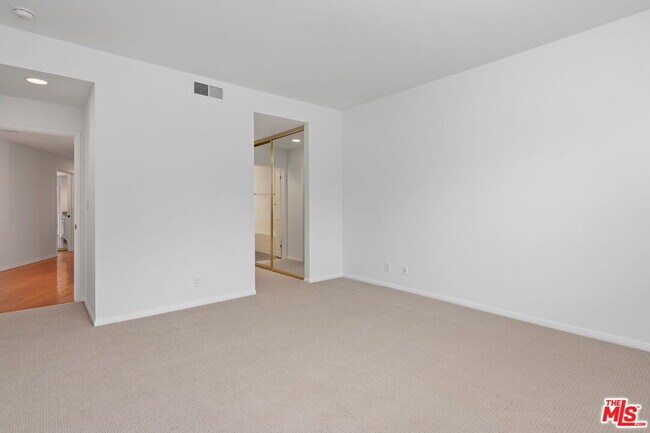 Building Photo - 10373 Almayo Ave