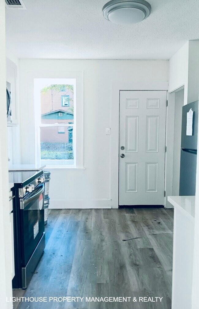 Building Photo - 3 Bed/1 Bath Craftsman Style Home!