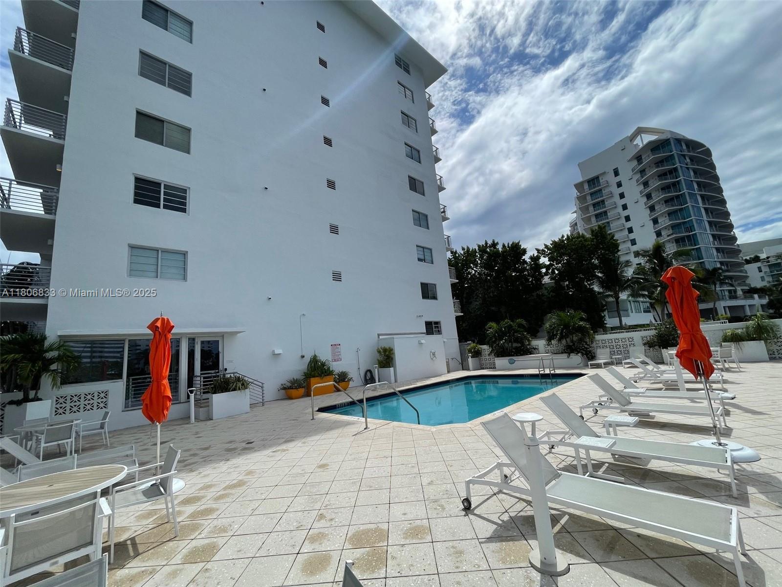 Building Photo - 1450 Lincoln Rd