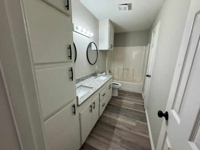 Building Photo - 565 Myrtle Springs