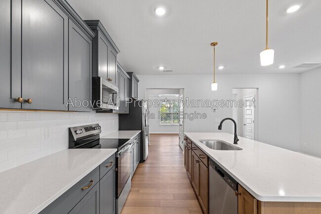 Building Photo - 204 White Oak Gdn Wy