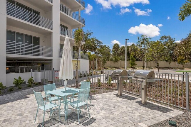 Building Photo - 1709 N Tamiami Trl