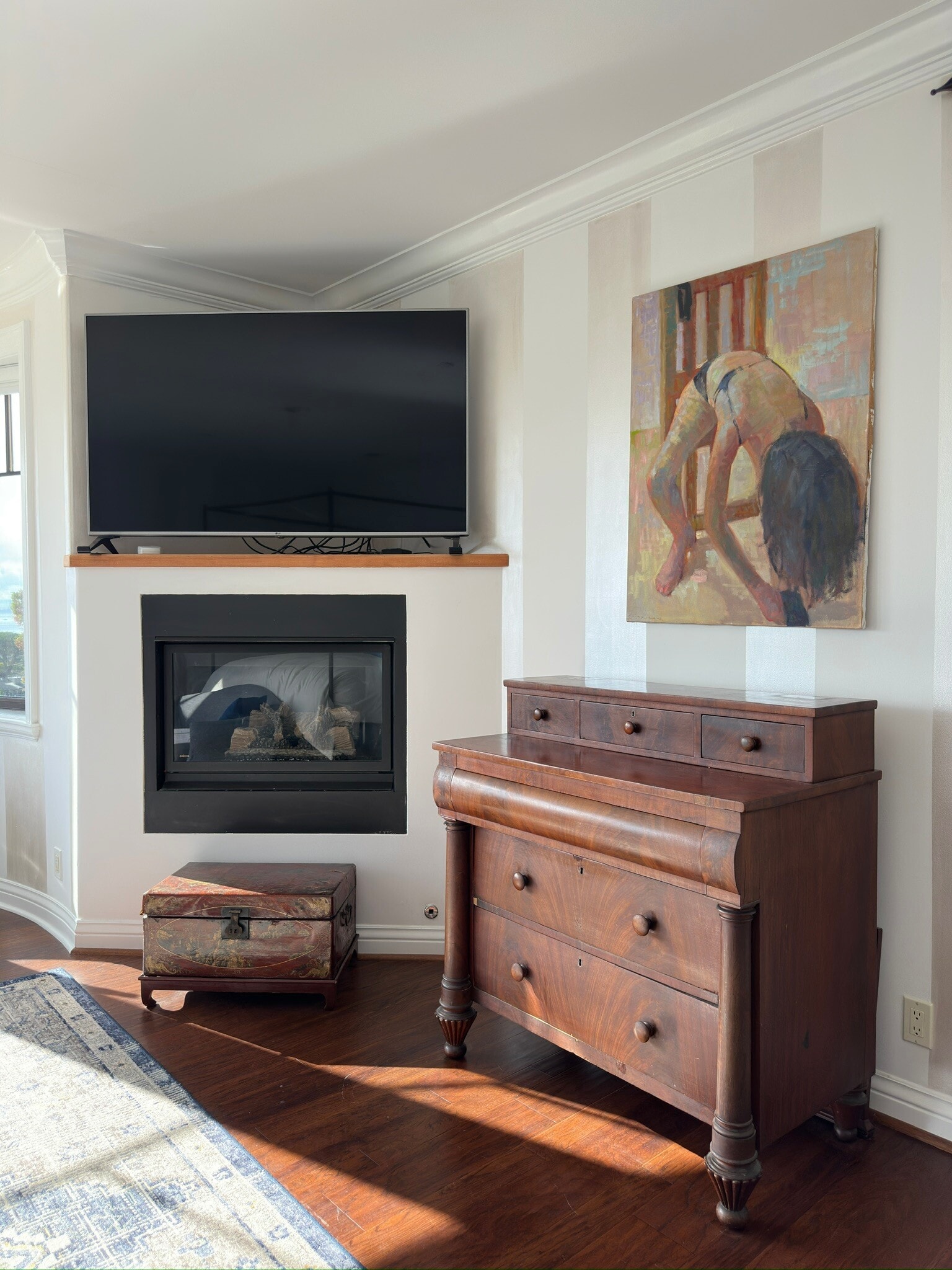 Primary suite: Fireplace with an automatic shutoff timer. - 115 Inez Pl
