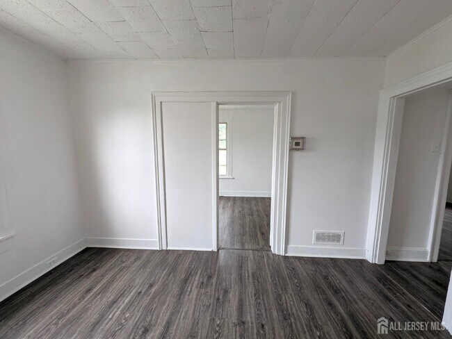 Building Photo - 121 Kossuth St