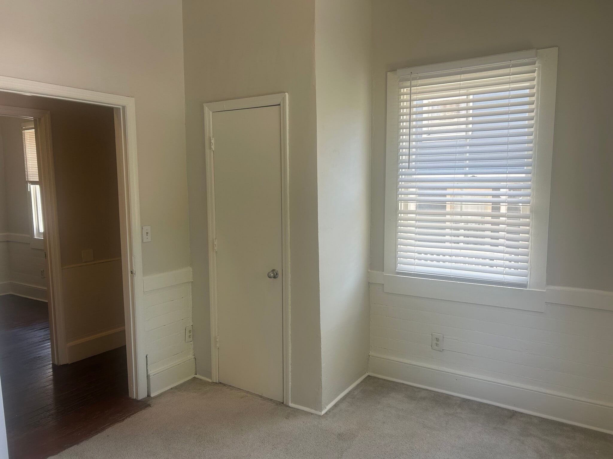 Building Photo - 520 E Hall Ln