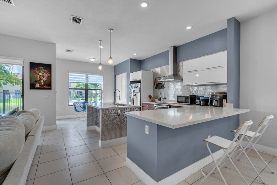 Building Photo - 3332 W 95th Ter