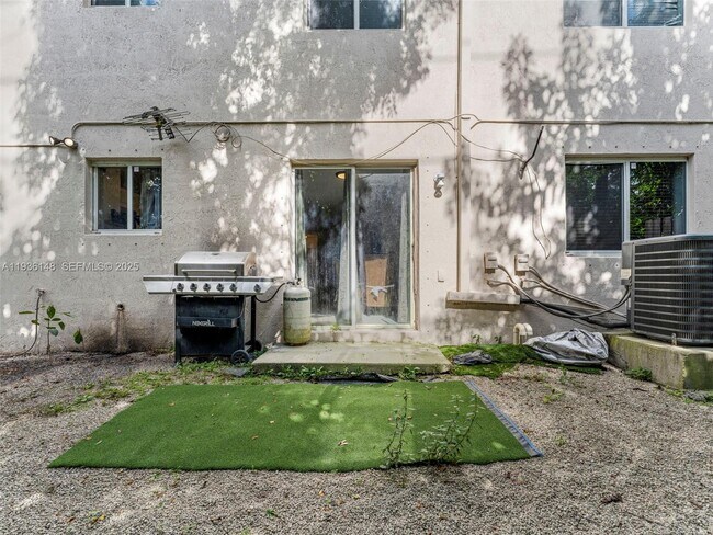 Building Photo - 1240 SE 31st Ct