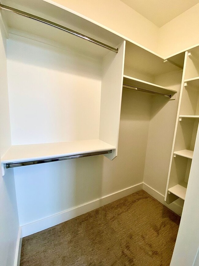 Building Photo - Beautiful Custom 6 Bedroom (2 Primary Bedr...