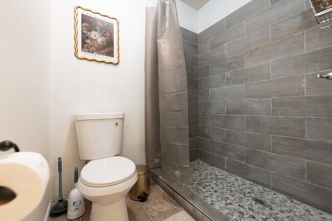 Building Photo - Executive Rental **Stylish & Fully Furnished 2-Bedroom in the Heart of Farmington – Flexible Leas...