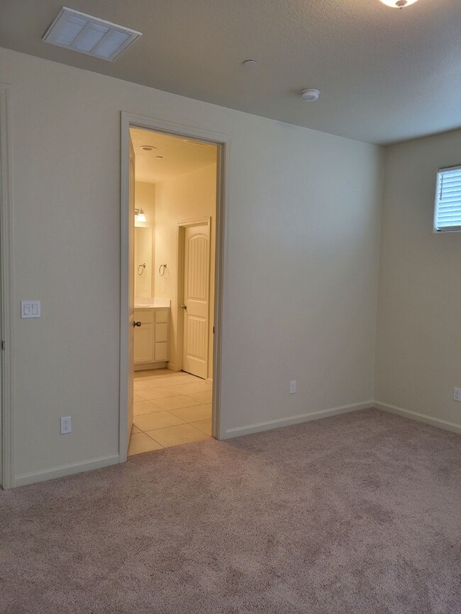 Building Photo - Modern Three Bedroom Home Near UC Merced!