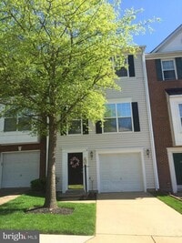 Building Photo - Absolutely Stunning townhome in the heart of Bristow. 3 bedroom, 2 full bathrooms and 2 half baths.