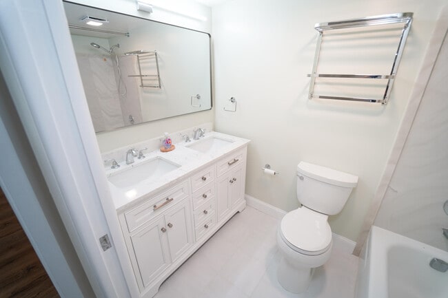 Building Photo - 2660 SW 22nd Ave